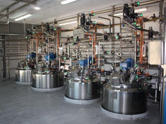 Planta de proceso con estanques de acero inoxidable, válvulas y actuadores automatizados