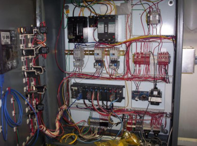 Tablero de control con PLC, relés y cableado de automatización