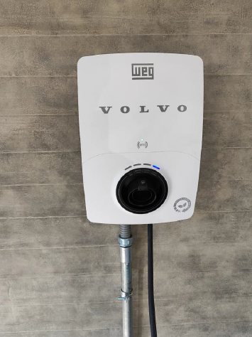 Cargador para vehículo eléctrico instalado en muro